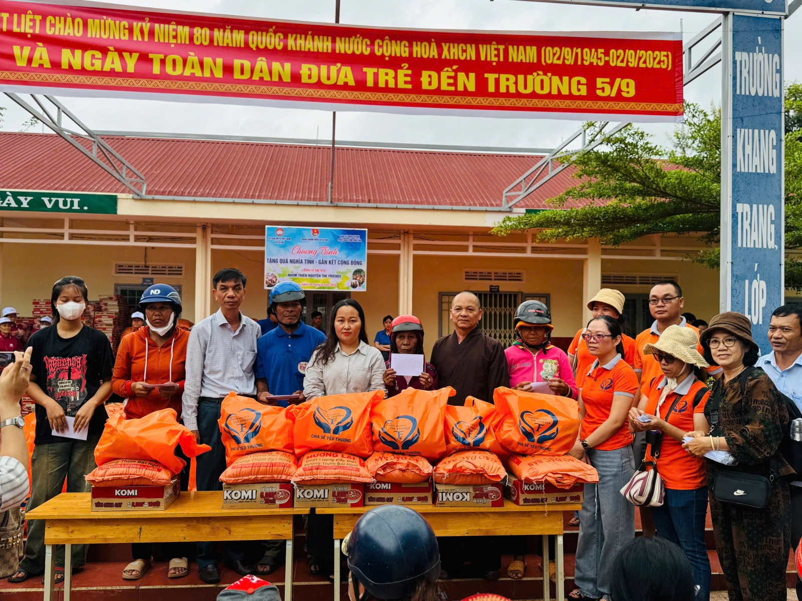 Xã Ea Na: Hơn 400 phần quà gửi đến bà con đồng bào dân tộc thiểu số