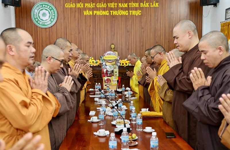 [Video] Chuyến thăm hỏi của chư tôn đức Thường trực Ban Trị sự 2 miền đông - tây tỉnh Đắk Lắk