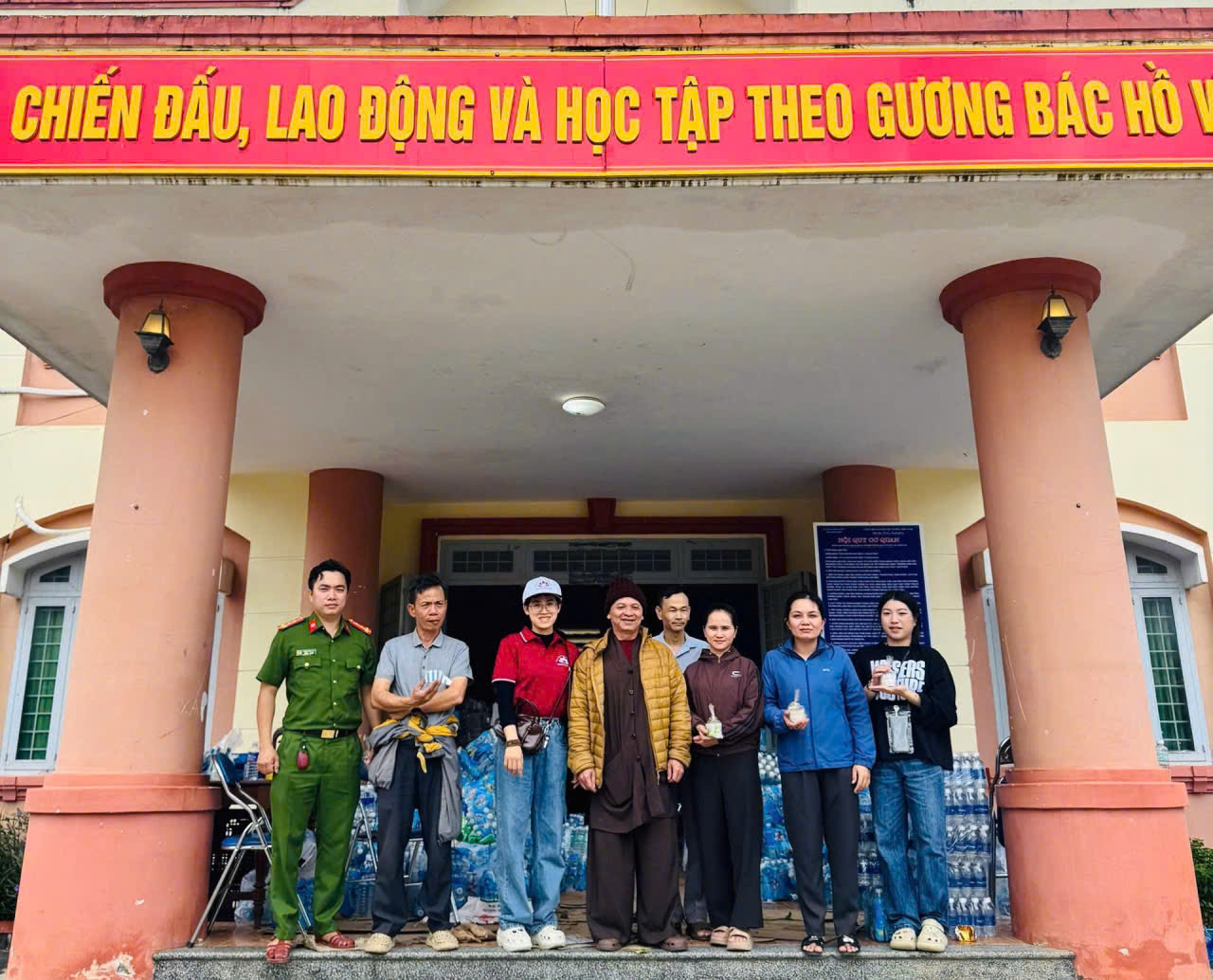 Ban Từ thiện - Xã hội Phật giáo tỉnh trao 4 tấn hàng cứu trợ bà con xã Yang Mao