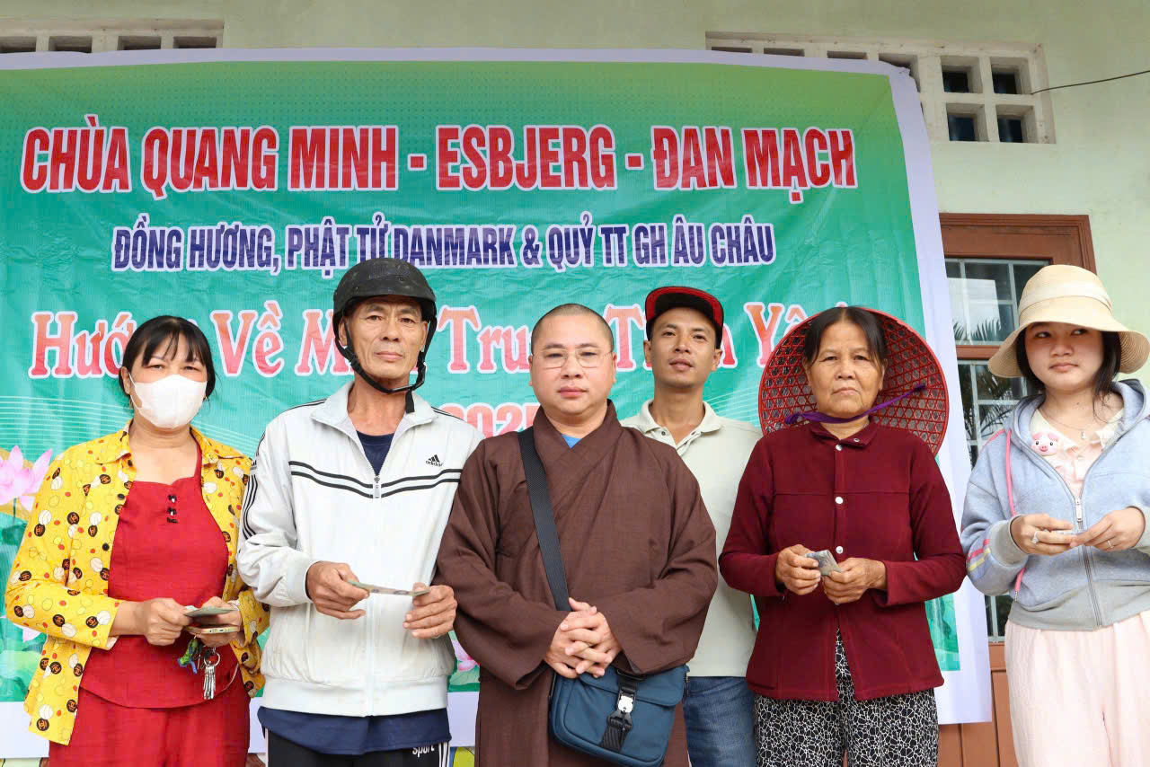 Chùa Quang Minh (Đan Mạch) trao quà cứu trợ bà con vùng lũ miền đông Đắk Lắk