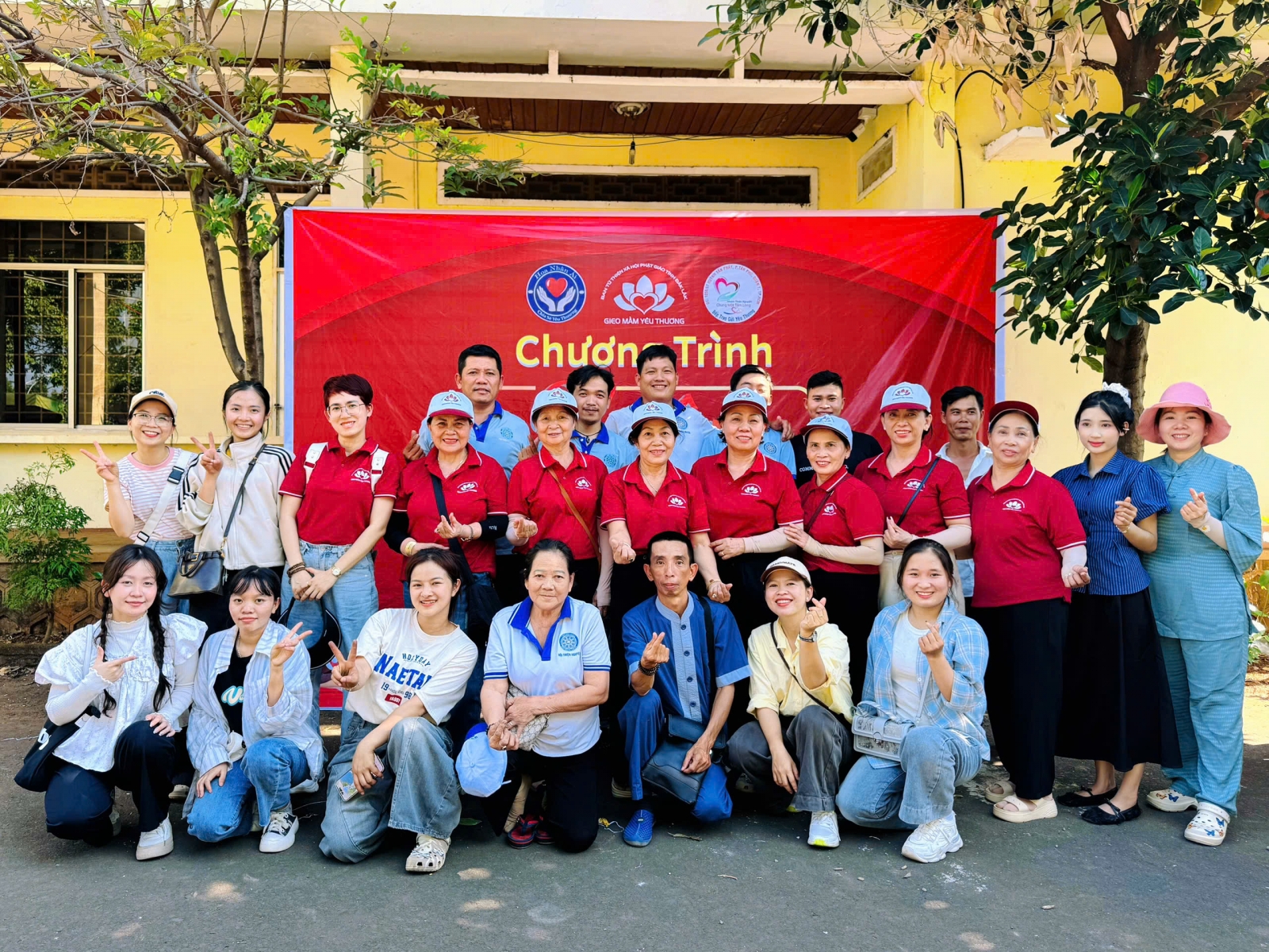 Lan tỏa ánh sáng từ bi - Sẻ chia cùng bà con khiếm thị