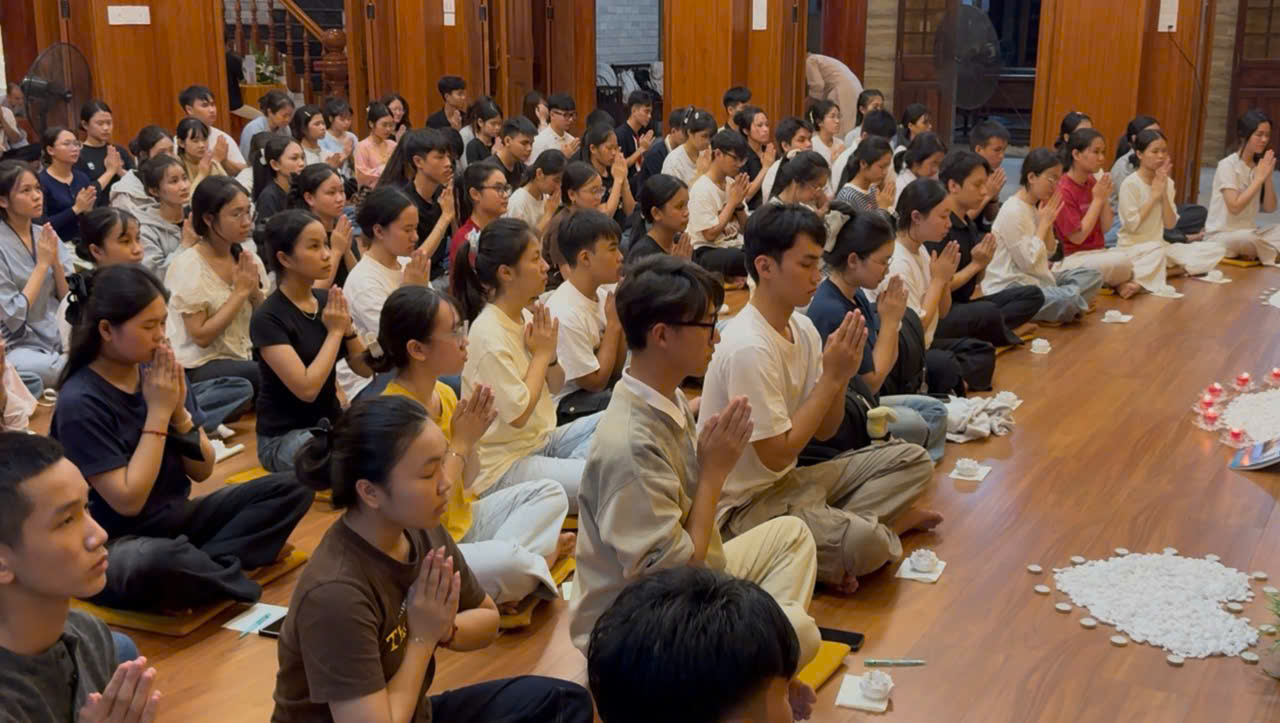 P. Phú Yên: Hơn 170 sĩ tử tham dự đêm hoa đăng cầu nguyện trước kỳ thi tốt nghiệp tại chùa Ân Quang