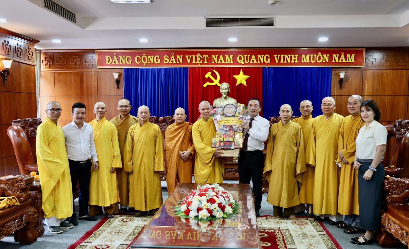 Tân Ban Trị sự GHPGVN tỉnh đảnh lễ chư Tôn Giáo phẩm chứng minh và thăm, chào  lãnh đạo các Cơ quan sau Đại hội