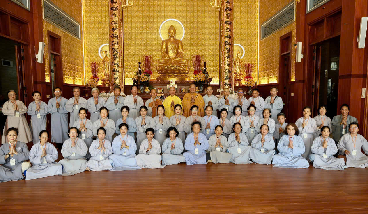Phật tử chùa Sắc tứ Khải Đoan cúng dường các trường hạ phía Tây Đắk Lắk và Khánh Hòa