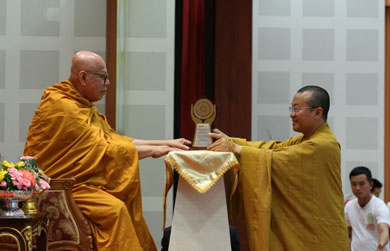 TT. Thích Nhật Từ nhận giải thưởng 
"Lãnh Đạo Xuất Sắc Phật Giáo Thế Giới" tại Thái Lan