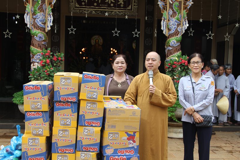 Ban từ thiện chùa Hoa Nghiêm, huyện CuMgar trao quà nghĩa tình