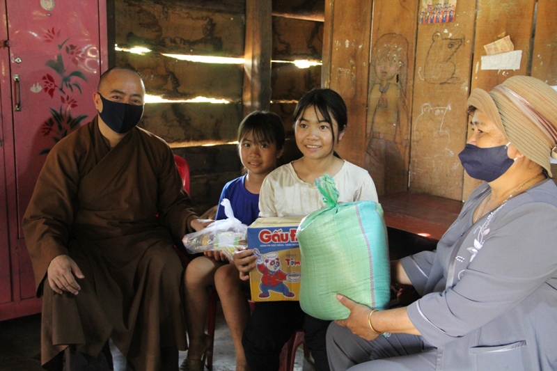 Trao những Phần quà đến các em nghèo hiếu học tại huyện CưMgar