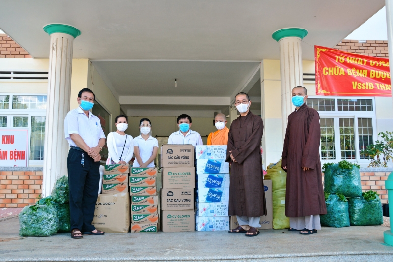Video: Tặng thiết bị y tế, nhu yếu phẩm cho bệnh viện Lao và bệnh Phổi Đak Lak