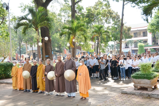 Phật giáo Buôn Ma Thuột dâng hương nghĩa trang liệt sĩ thành phố nhân lễ Phật Đản 2566 - DL.2022