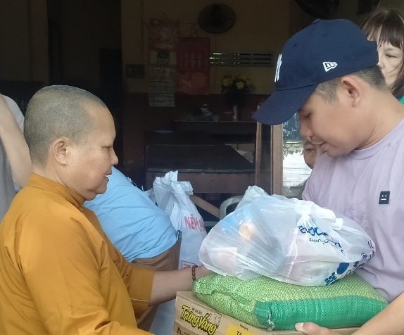 Tịnh xá Ngọc Ban, thành phố Buôn Ma Thuột phát 100 phần quà đến Hội Người Mù