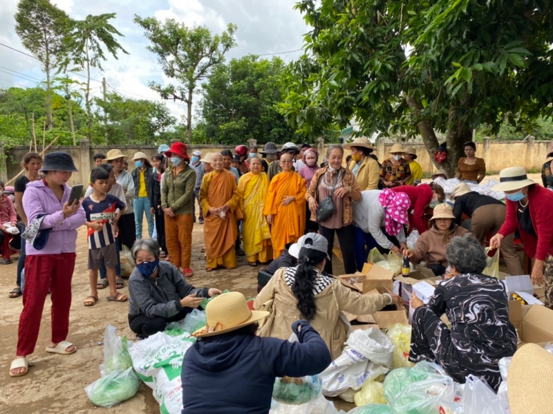 Trao 110 phần quà đến bà con khó khăn tại buôn Tơ Lơ, huyện Krong Ana