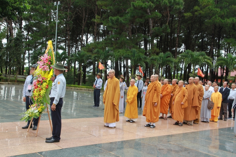Video: Dâng hương tưởng niệm tại nghĩa trang liệt sỹ nhân Đại hội Phật giáo tỉnh lần thứ VIII