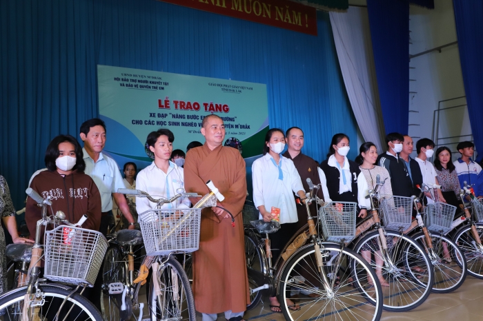 Trao tặng 40 xe đạp đến các học sinh nghèo vượt khó huyện M