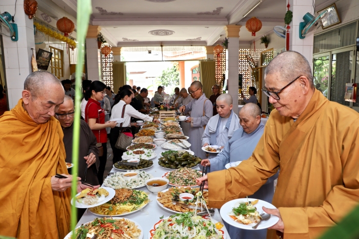 Ban Trị sự Phật giáo Thành Phố tổ chức tiệc Buffet chay kính mừng Phật đản