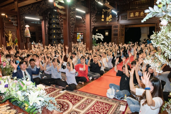Video: Hơn 1.000 học sinh đến chùa Sắc tứ Khải Đoan lễ Tam bảo trước mùa thi