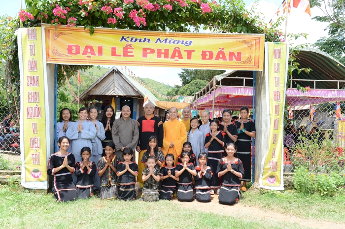 Lắk: Ban Trị sự Phật giáo Huyện thăm buôn Tusria, xã Nam Ka