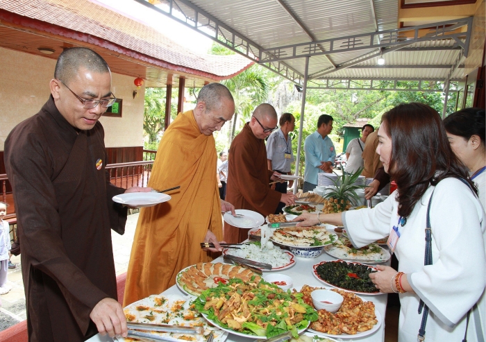 Video: Tiệc Buffet chay chào mừng Đại lễ Phật Đản PL.2567