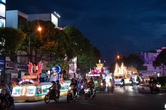 Video: Khai mạc và diễu hành xe hoa kính mừng Đại Lễ Phật Đản PL.2567 (đêm 13)