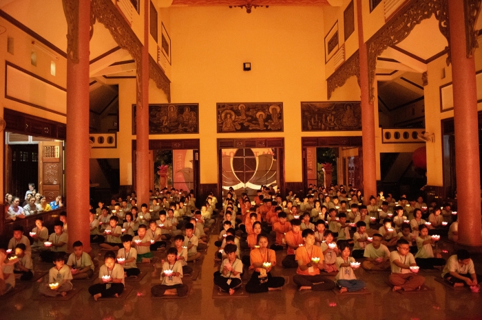 TP.BMT: Đêm hoa đăng “Ân nghĩa sinh thành” tại khóa tu Báo hiếu - chùa Liên Trì