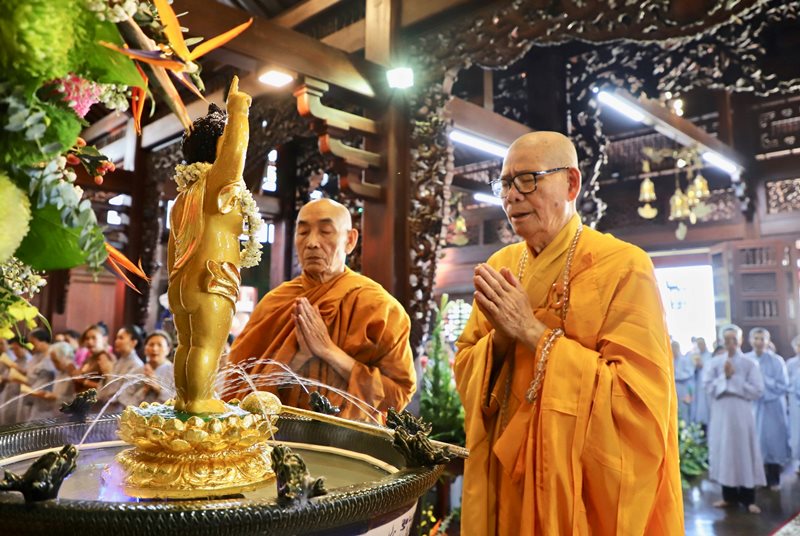 Video: BTS Phật giáo tỉnh cử hành lễ tắm Phật tại chùa Khải Đoan