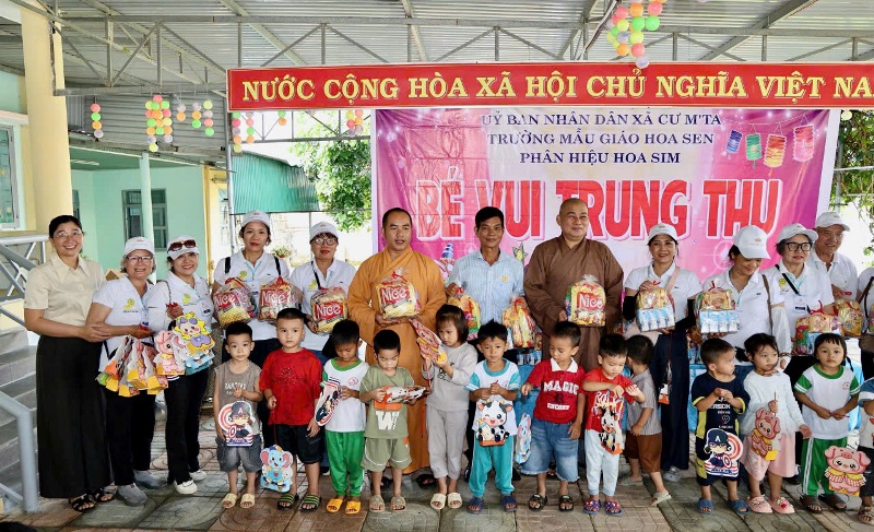 Xã Cư M’ta: Tết Trung thu với các cháu 3 trường mầm non vùng xa