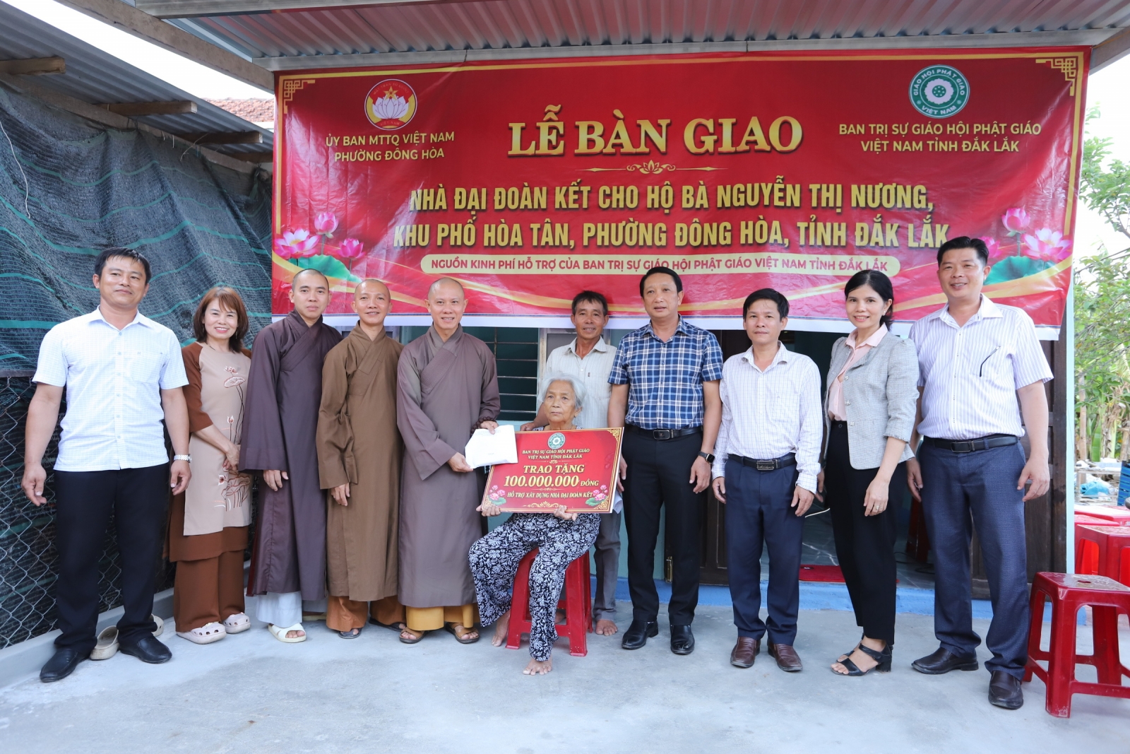 Thường trực Ban Trị sự GHPGVN tỉnh bàn giao nhà Đại đoàn kết tại phường Đông Hòa