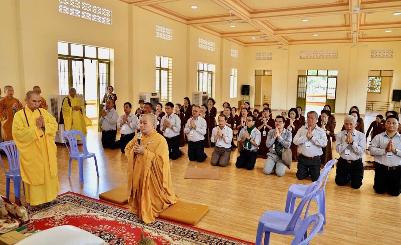 Ban Từ thiện Xã hội chùa Sắc tứ Khải Đoan cúng dường trường hạ khu vực phía Nam