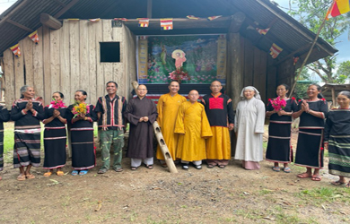 Ban Văn hoá thăm Phật tử đồng bào huyện Lắk nhân mùa Phật đản.