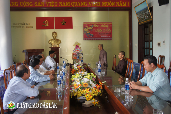 Ban trị sự Phật giáo huyện Cư M’gar chúc Tết các cơ quan huyện