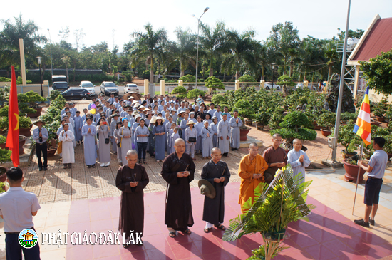 Ban Trị Sự Phật Giáo huyện Cư Mgar dâng hương hoa tưởng niệm tại nghĩa trang liệt sỹ huyện