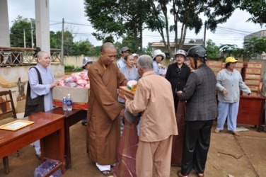 Đoàn Từ thiện chùa Phước An Quận 4 TP HCM. phát quà Từ thiện tại huyện Krông Năng 