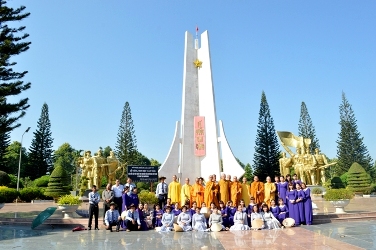 Ban Trị sự GHPGVN tỉnh Dak Lak viếng Nghĩa trang Liệt sĩ tỉnh nhân mùa Phật Đản PL.2559-DL.2015.