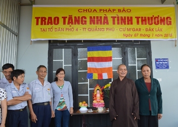 Hội Chữ Thập Đỏ Thị trấn Quảng Phú và Chùa Pháp Bảo Tổ chức lễ Bàn giao Nhà Tình Thương