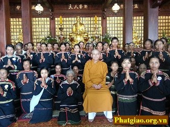 Phật tử Tây Nguyên hành hương thăm chùa, tìm hiểu đạo Phật