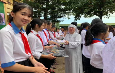 Krông Pắk: Chùa Phước Bổn trao quà năm học mới cho học sinh