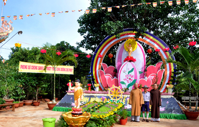 Thường trực BTS huyện Krông Năng thăm lễ đài Phật đản