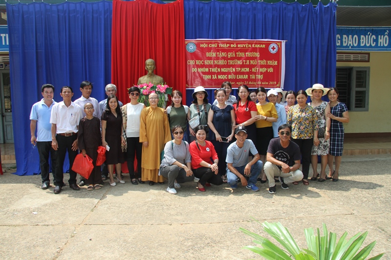 Tịnh xá Ngọc Bửu huyện Eakar, nhóm thiện nguyện Tp.HCM tặng quà tình thương