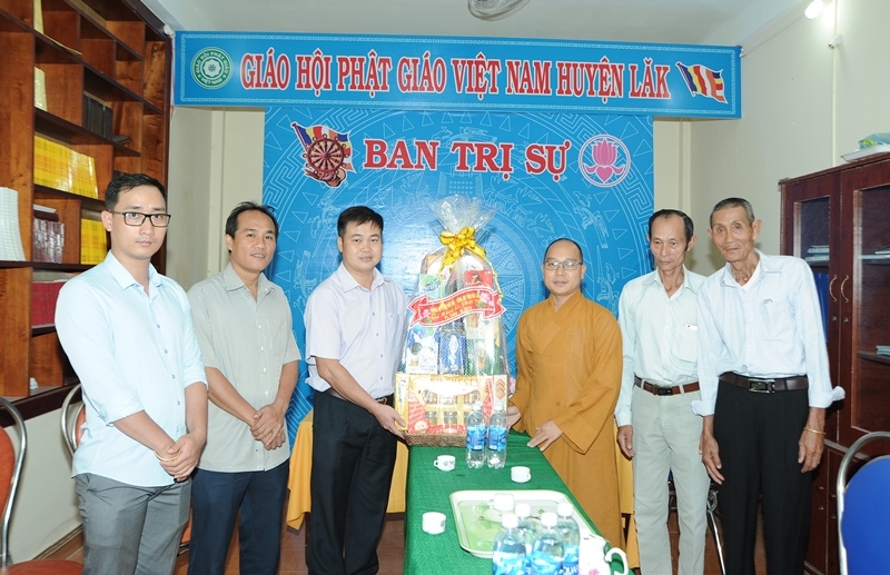 Phòng an ninh đối nội tỉnh Đak Lak thăm GHPGVN huyện Lăk nhân ngày lễ Phật Đản
