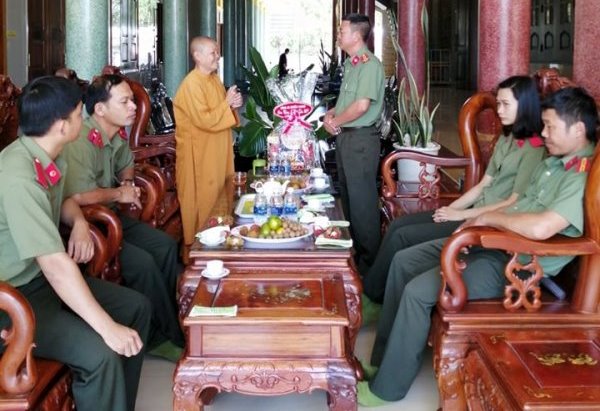 Đoàn Công an huyện Eakar về thăm nhân ngày Phật Đản