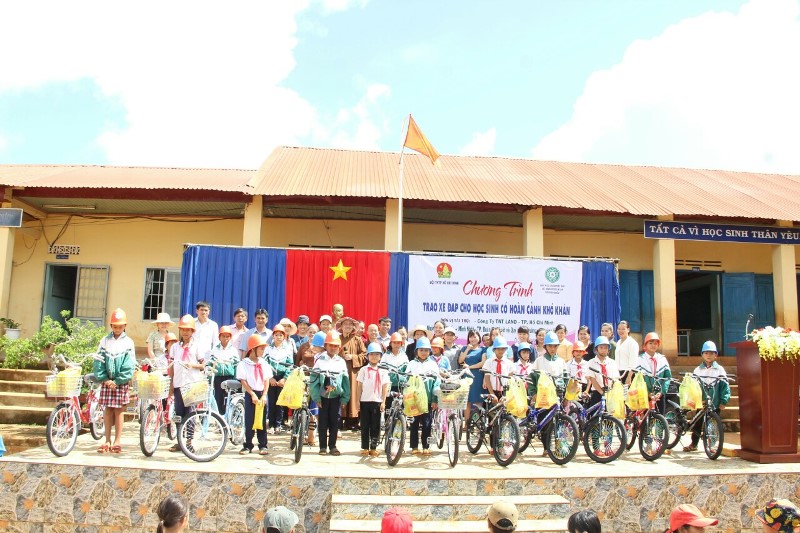 CưMgar: Trao xe đạp cho học sinh trường TH Lý Tự trọng, xã Ea Kuêh
