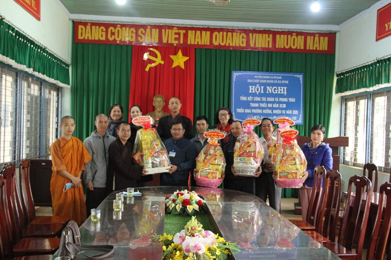 Phật giáo huyện CưMgar thăm, chúc Tết chính quyền xã