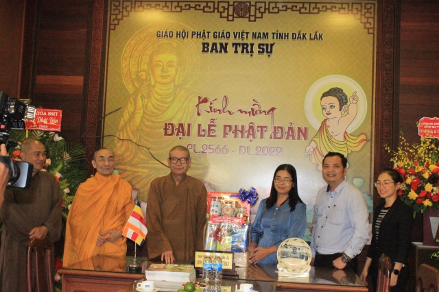 Ban Dân vận, Công an tỉnh Đak Lak chúc mừng Ban Trị sự Phật giáo tỉnh nhân lễ Phật Đản PL.2566 - DL.2022