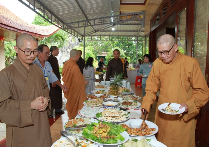 Ban Trị sự Phật giáo Thành phố tổ chức tiệc Buffet chay kính mừng Phật đản PL.2567