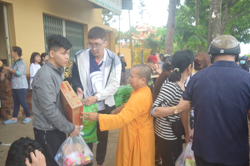 TP BMT: Tặng 100 phần quà cho hội viên hội người mù