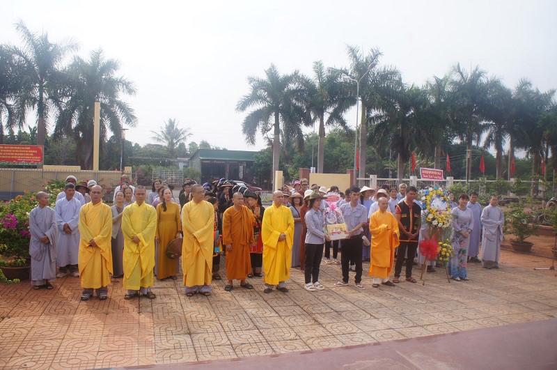 Cư M’gar: Ban Trị sự Phật giáo huyện dâng hương nghĩa trang liệt sĩ