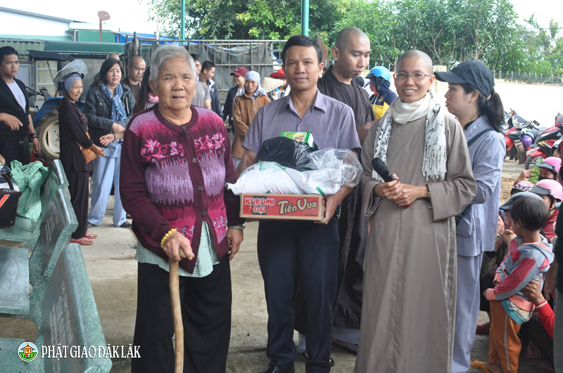 Tặng quà từ thiện cho bà con hộ nghèo tại xã YangReh, huyện KrôngBông