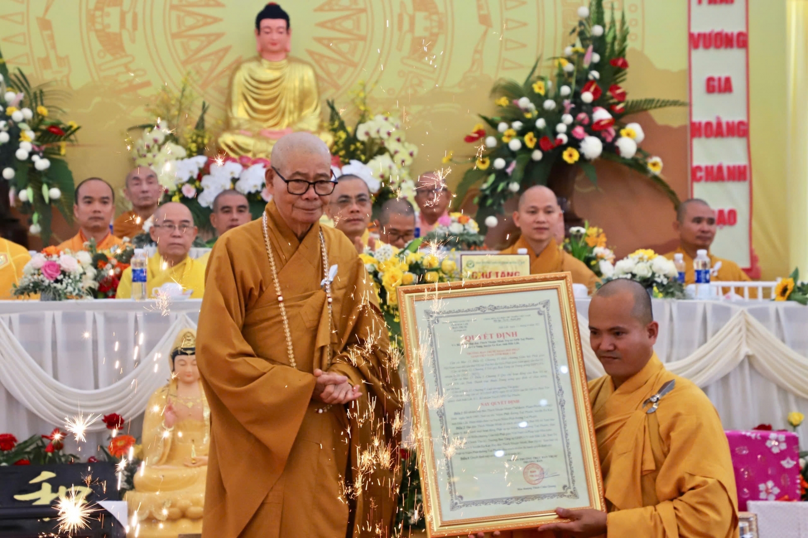 Hòa thượng Thích Châu Quang trao quyết định bổ nhiệm trụ trì NPĐ Tuệ Phước đến Đại đức Thích Nhuận MInh 